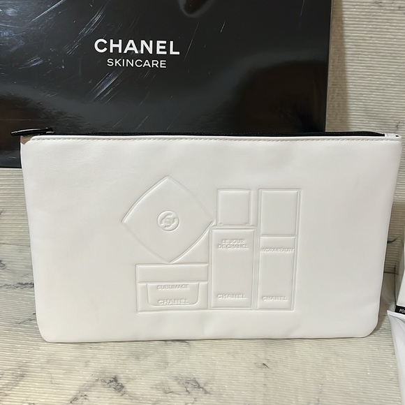 Chanel Skincare Set: Micro Creme, La Mousse Cleanser & Chanel Skincare Pouch - Picture 10 of 16